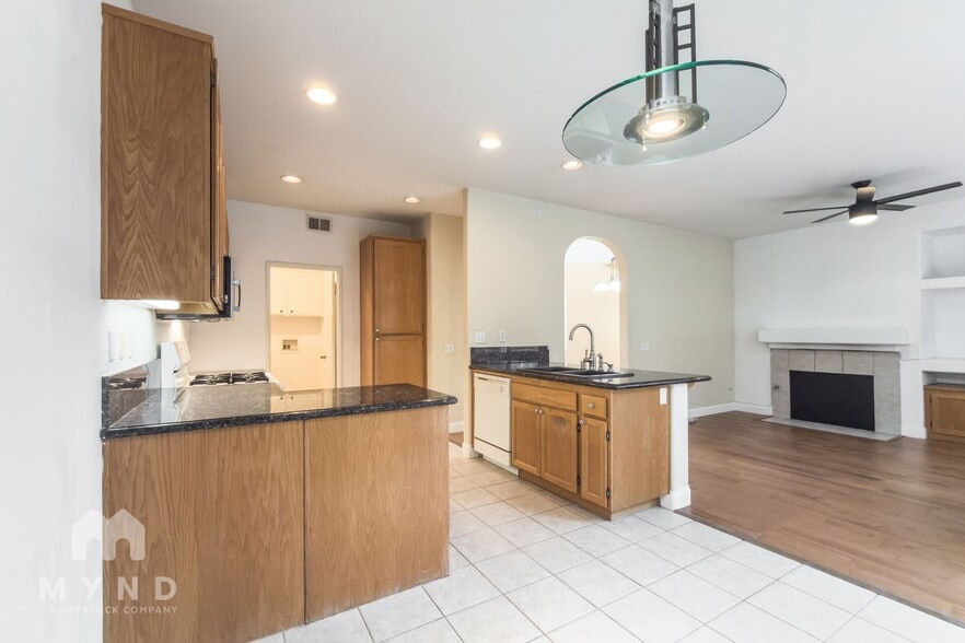 Building Photo - 305 Diamante Way