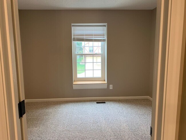 Building Photo - Large 4 Bedroom/3 Bath Home in Lee's Summit