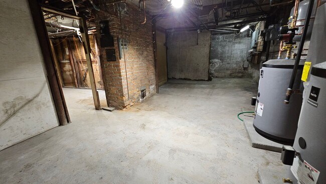 Building Photo - Must see! BRAND NEW RENOVATION! In-Unit La...