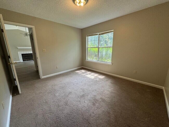 Building Photo - 1052 Longstreet Dr