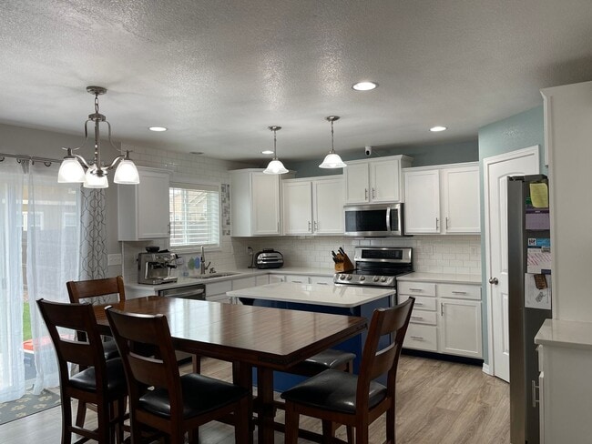 Building Photo - Beautiful 2 Story w/Finished Basement in D...