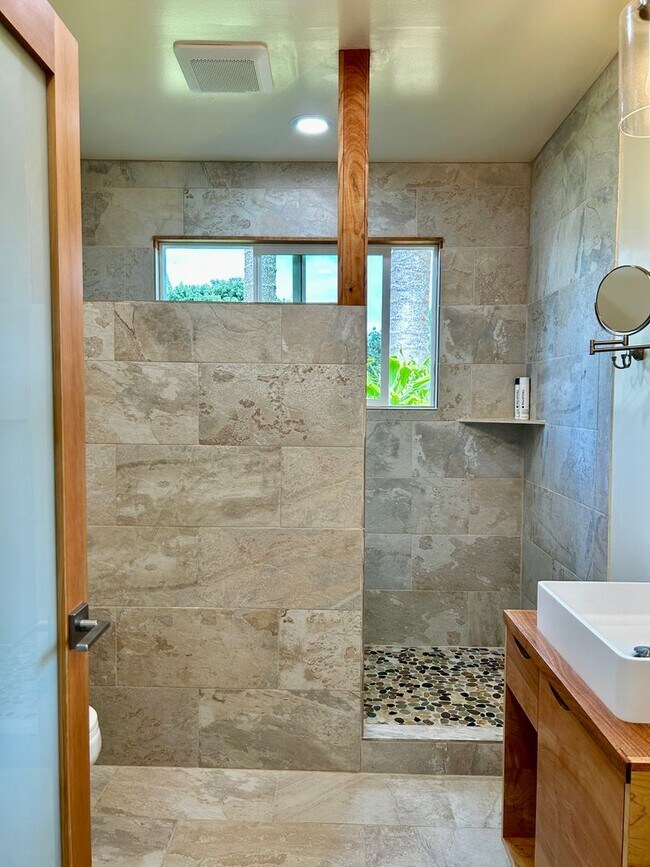 Building Photo - Brand New Luxury Furnished 3 bed 2 bath Ho...