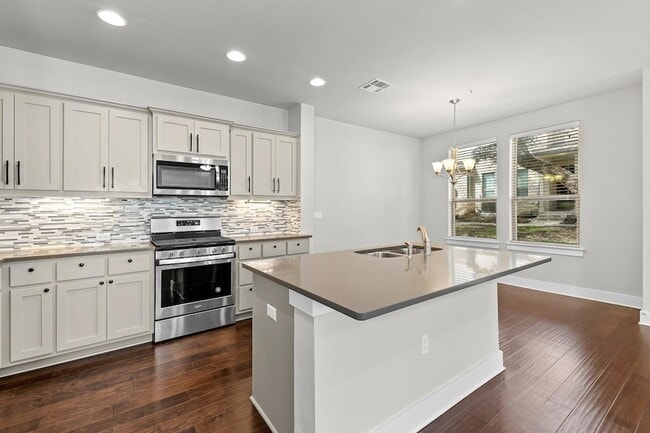 Building Photo - 13800 Lyndhurst St