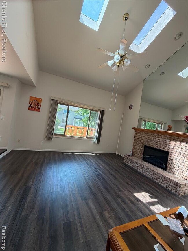 Building Photo - 7043 Foxridge Dr