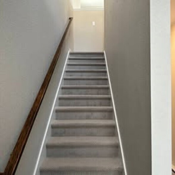 Building Photo - 1566 W 67th Dr