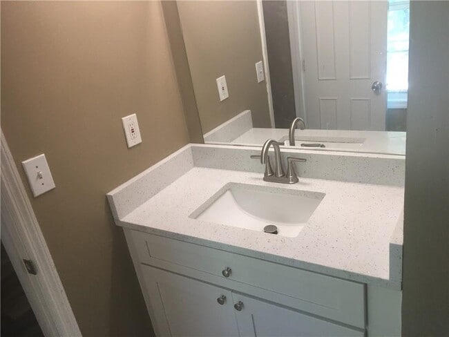 Building Photo - 335 Hamilton Ct