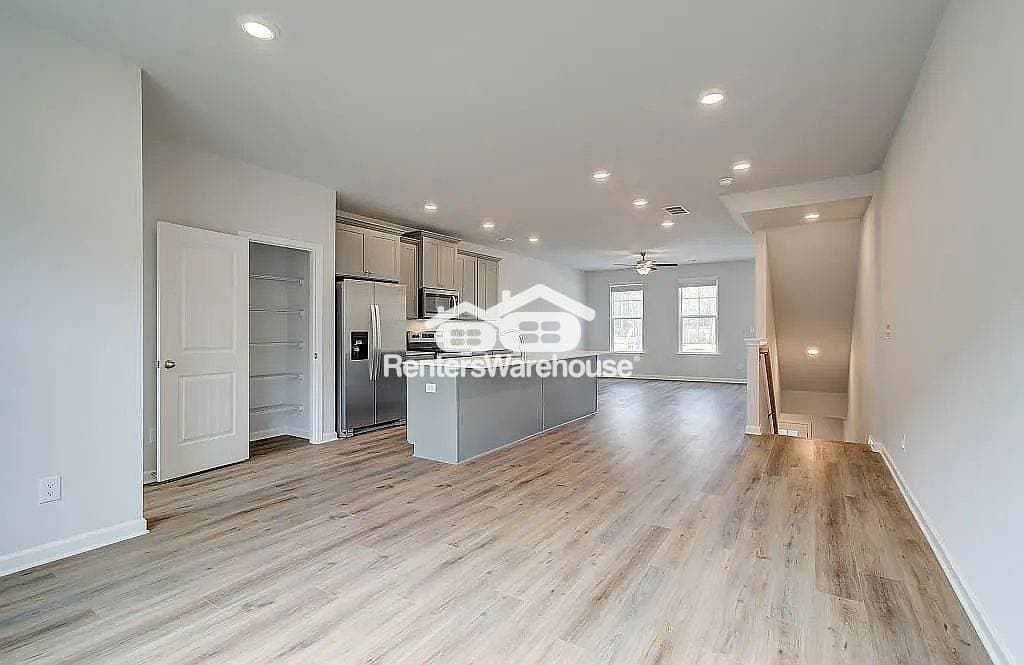 Building Photo - 3203 Bateman Dr