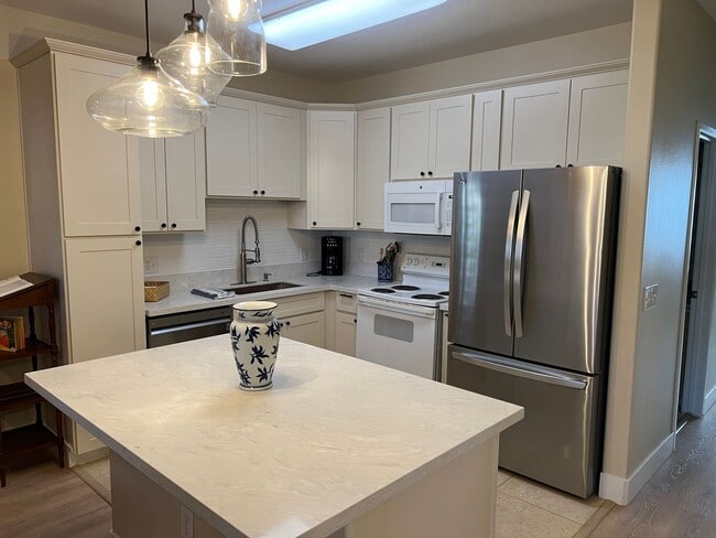 Building Photo - Fully Furnished & remodeled, ground floor,...
