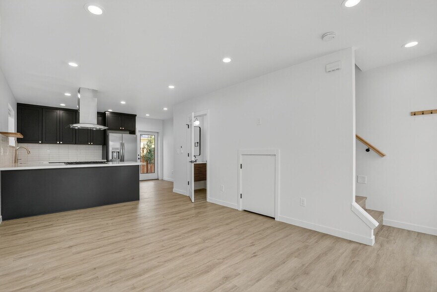Building Photo - 5705 NE Cesar E Chavez Blvd