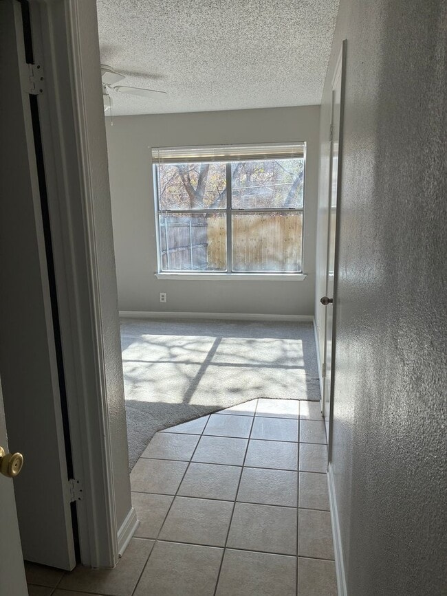 Building Photo - 2 bedroom 2 bath Duplex