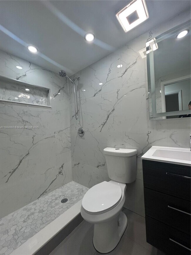 Building Photo - 20627 NE 9th Pl