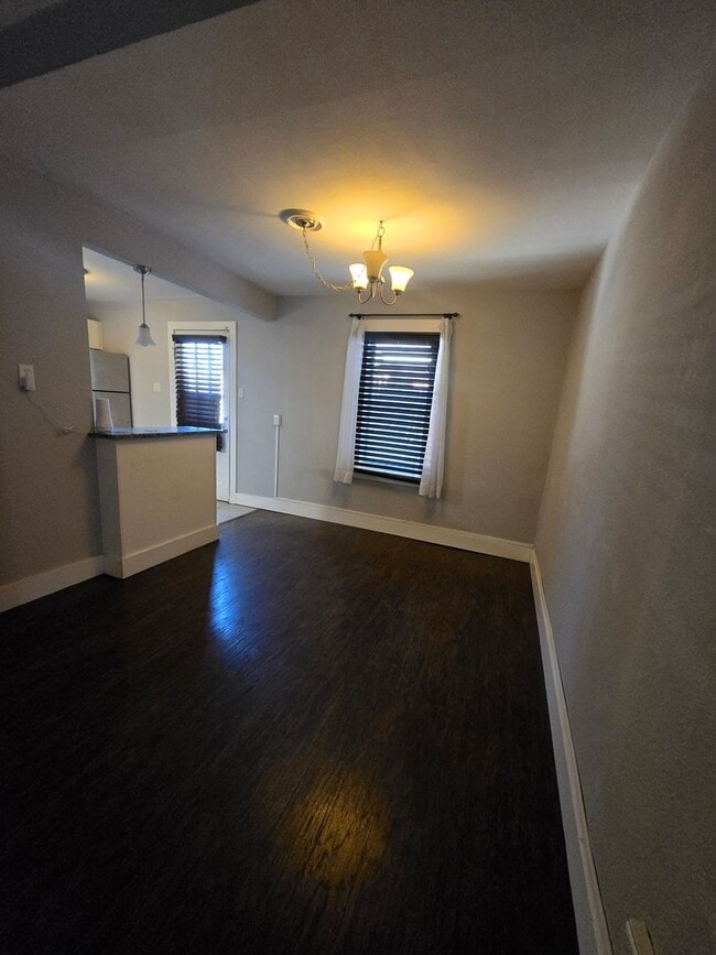 Building Photo - Cute 2 Story Home