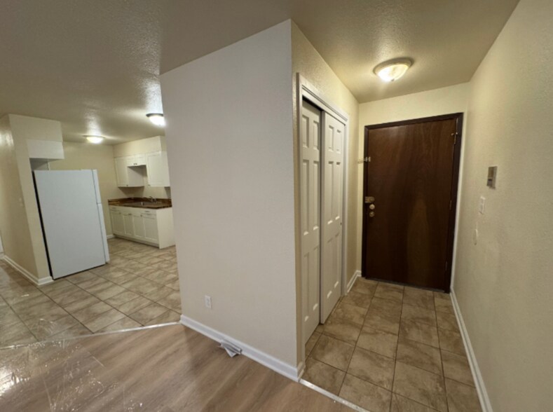 Building Photo - 646 S Hawley Rd