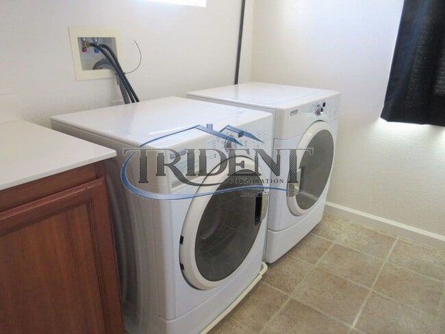 Building Photo - 3 bedroom, 3 bath house with Bonus Room