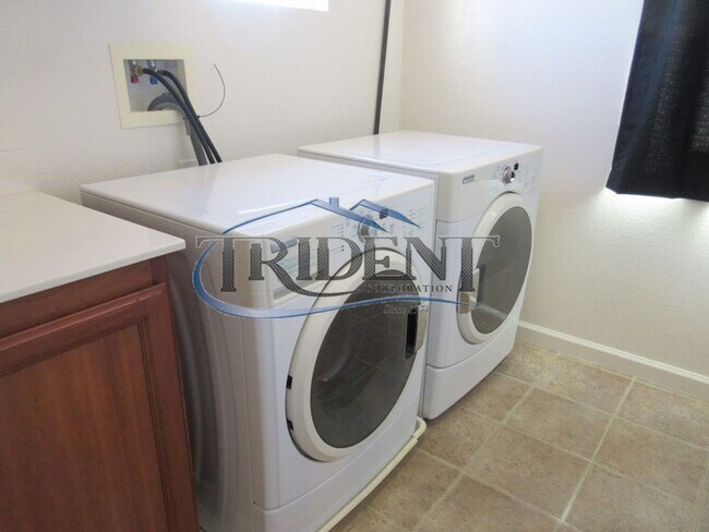 Building Photo - *OPEN HOUSE CANCELED* 3 bedroom, 3 bath house with Bonus Room