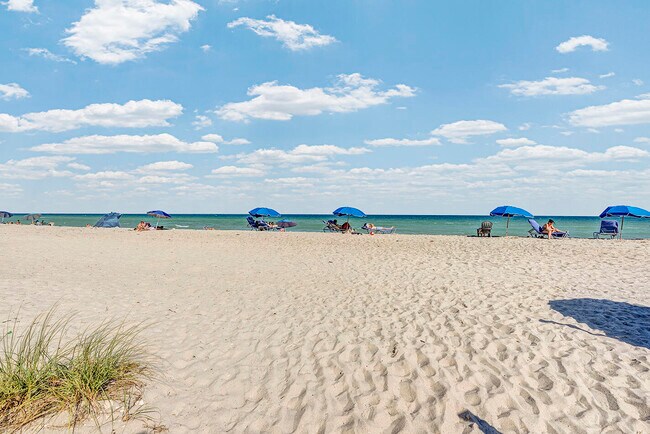 Building Photo - 1904 S Ocean Dr