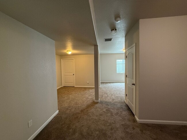 Building Photo - 4 Bedroom, 3.5 Bathroom Townhome in Cheyen...