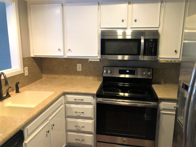 Building Photo - Captivating Townhome Ready for Summer 2025...