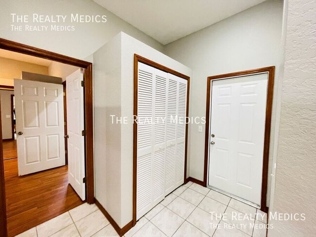Building Photo - 2372 Sunnyview Dr