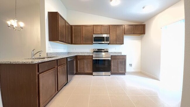 Building Photo - new 4BR duplex