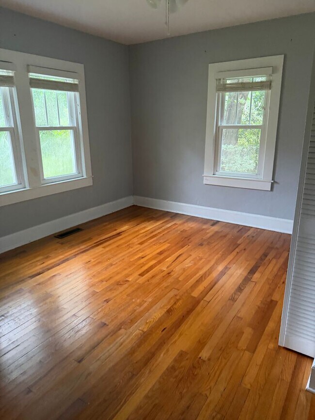Building Photo - Beautiful 3 bedroom home with large backyard