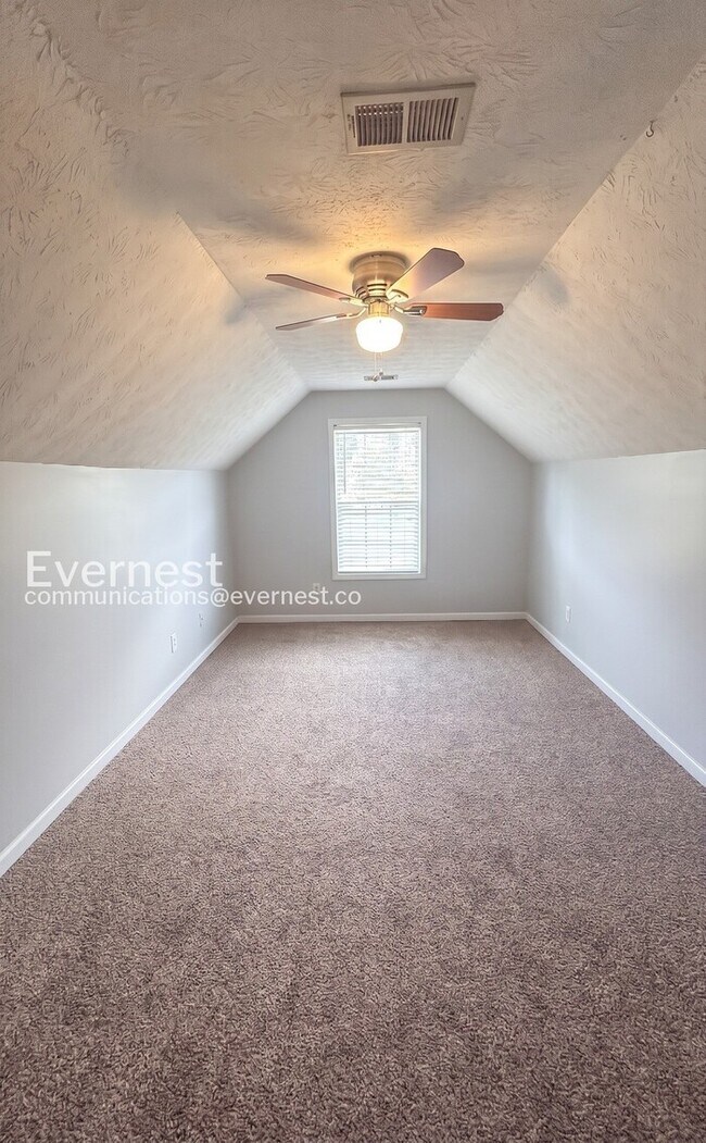 Building Photo - Limited Time Special Offer / 4 Bed, 2 Bath Home with Garage / Pet-Friendly / Available Now!