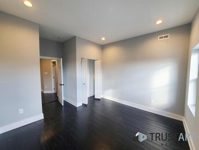 Building Photo - 2 Bedroom house with basement/backyard.