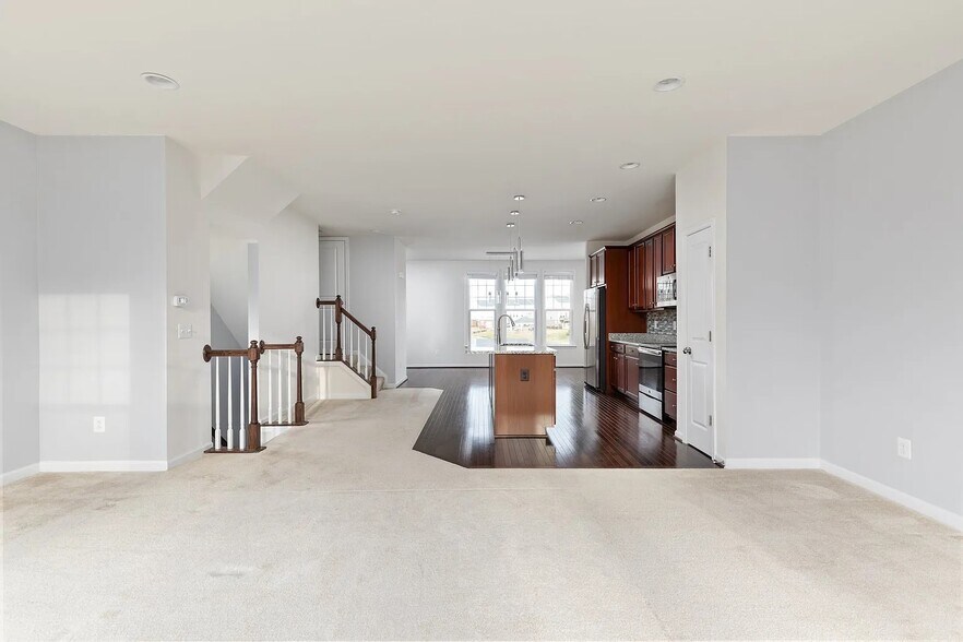 Building Photo - 148 Solara Dr
