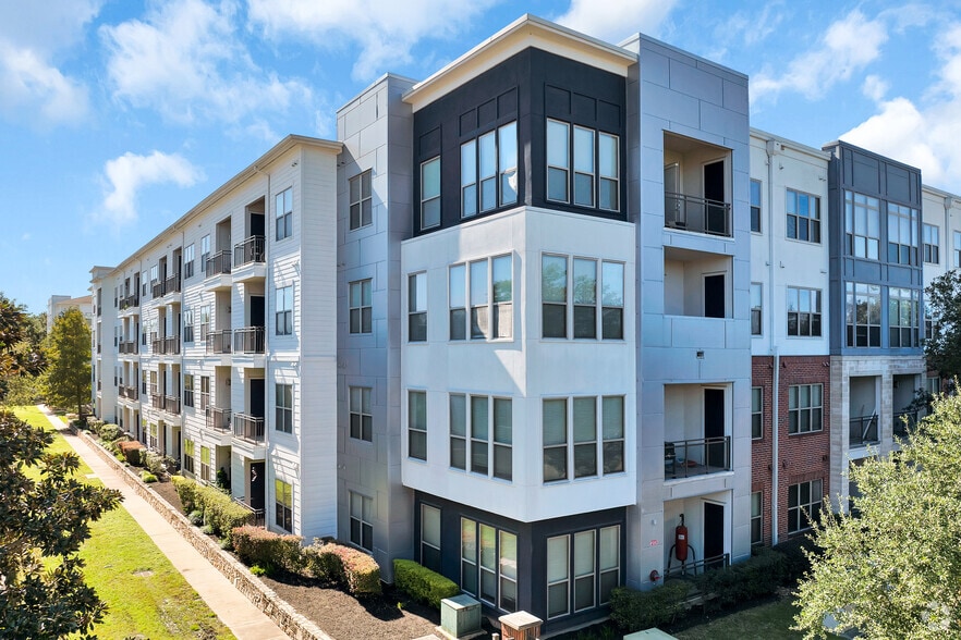 Primary Photo - Richmond at Uptown