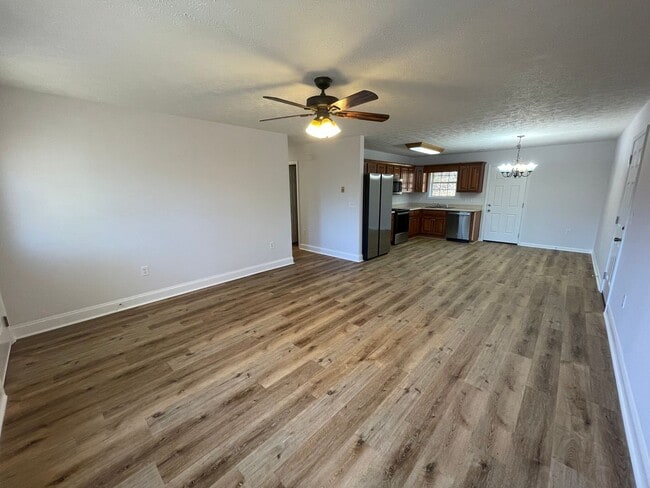 Building Photo - Updated 3/2 House in Silver Creek- $1,495