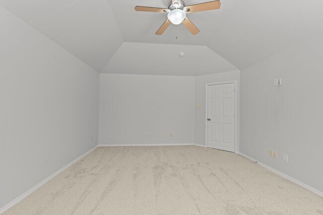 Building Photo - Spacious 3-Bedroom Home in Lakeshore with ...