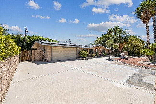 Building Photo - 3 Bed / 2 Bath Home with Bonus Room, Pool and Two Car Garage.