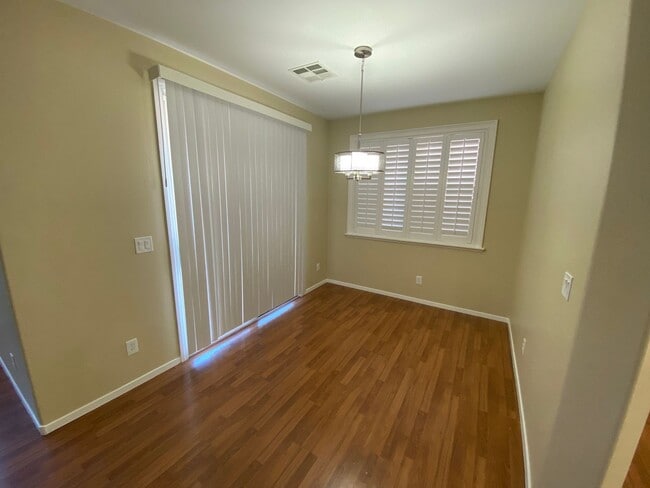 Building Photo - Beautiful 6 bed/3 bath home located in the...
