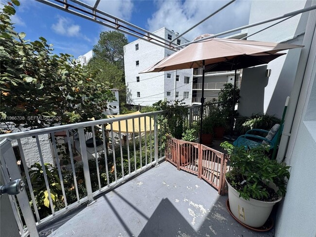 Building Photo - 1560 West Ave