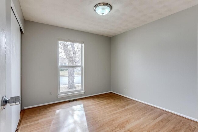 Building Photo - 3149 Oak Cir N