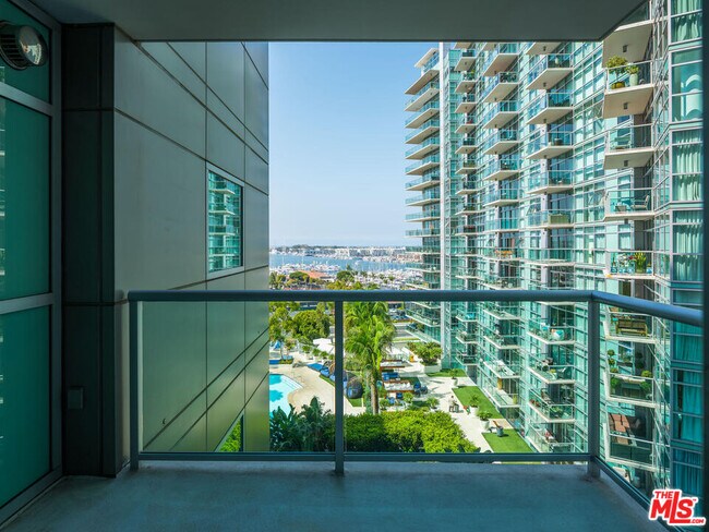 Building Photo - 13650 Marina Pointe Dr