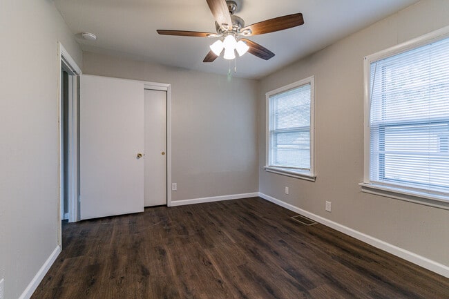 Building Photo - 210 S Victor St