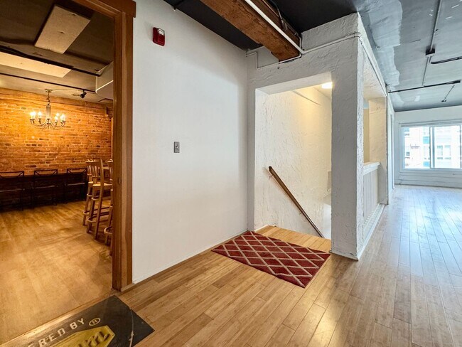 Building Photo - Queen Anne Loft Apartment