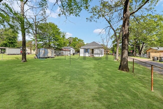 Building Photo - 309 Park St