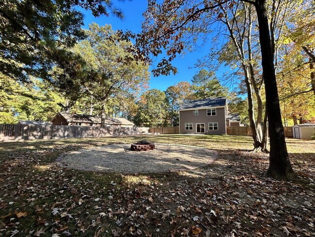 Building Photo - Welcome to this stunning home in the desir...