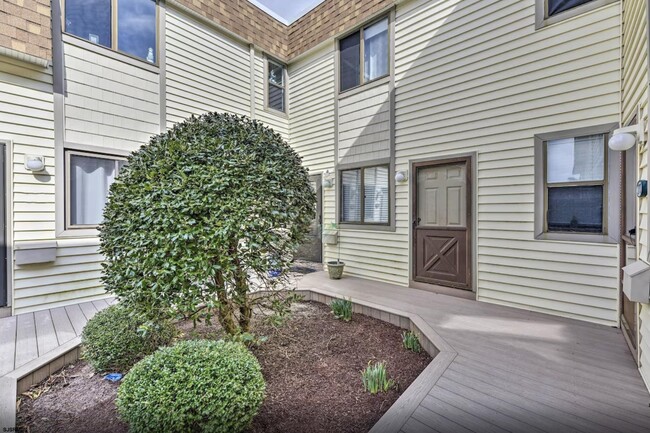 Primary Photo - 169 N Basin Dr