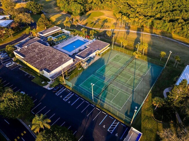 Building Photo - 2 Vis Gdns Trl