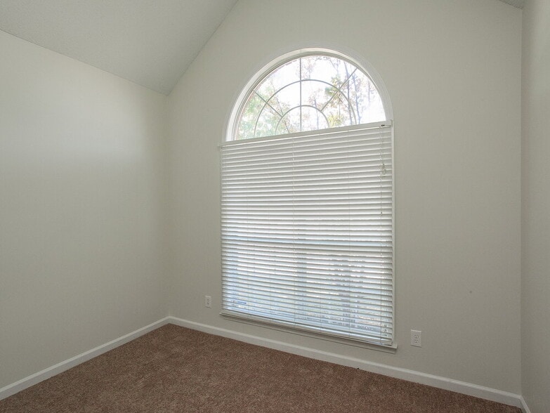 Building Photo - 596 N Ericson Rd