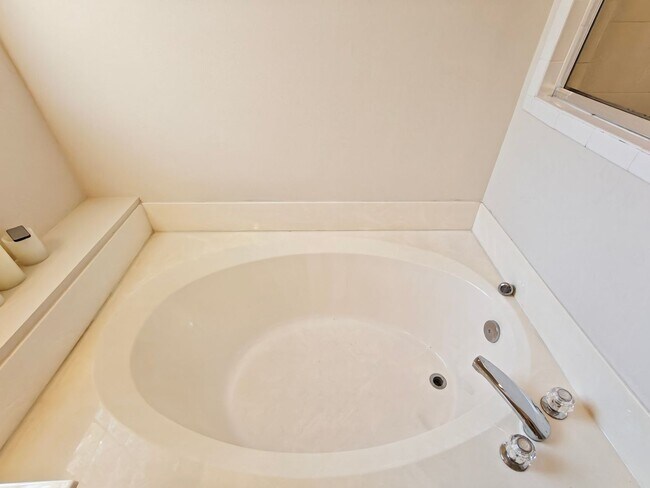 Building Photo - Florida Living at Its Best – 3BR Home with Hot Tub & Resort Amenities