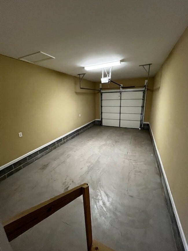 Building Photo - 2 Bedroom 2 Bath Duplex with Garage