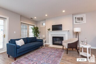 Building Photo - 2 bedroom in Chicago IL 60657