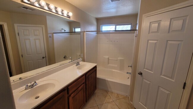 Building Photo - Great 4 Bedroom in the SW!!