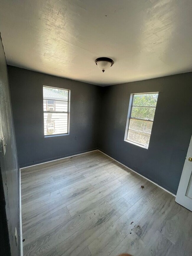 Building Photo - Comfortable 1 Bed 1 Bath Unit for Rent in ...