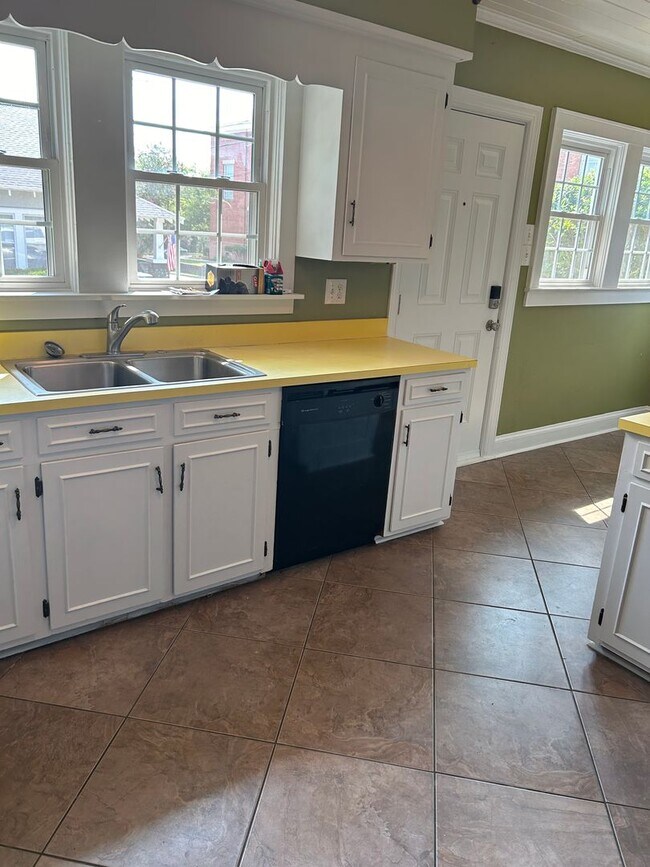 Building Photo - CHARMER LOCATED IN THE HEART OF DOWNTOWN CONWAY