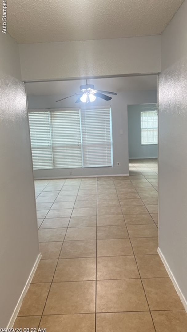Building Photo - 501 Lantana Dr